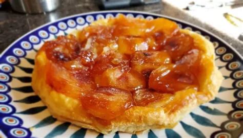  Tarte Tatin， caramelized apples meltingly sweet and nestled within a flaky pastry crust!